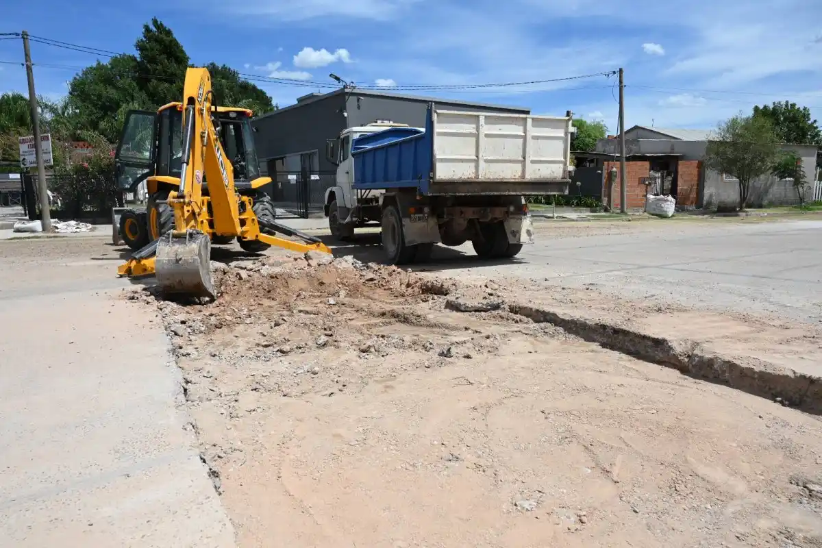 Realizan trabajos de bacheos en la zona del Club Tiro Federal
