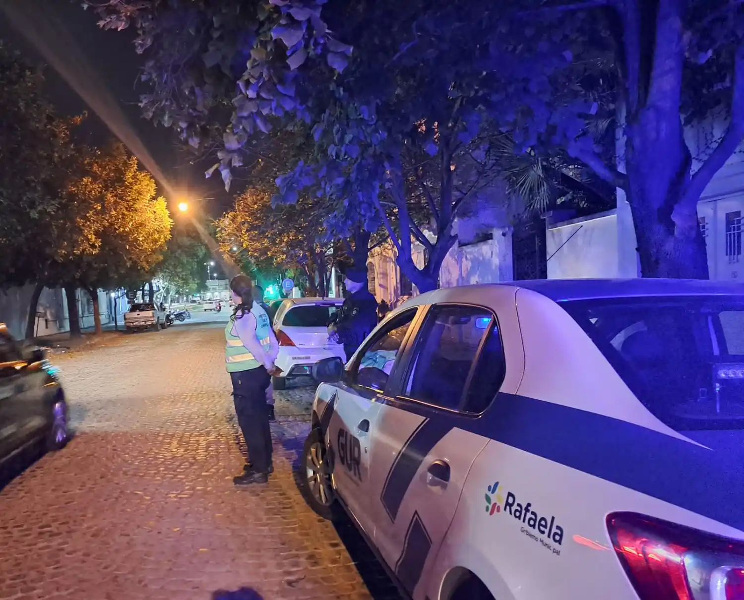 Multaron a un comercio que permitió la actividad de lavacoches en la zona restringida