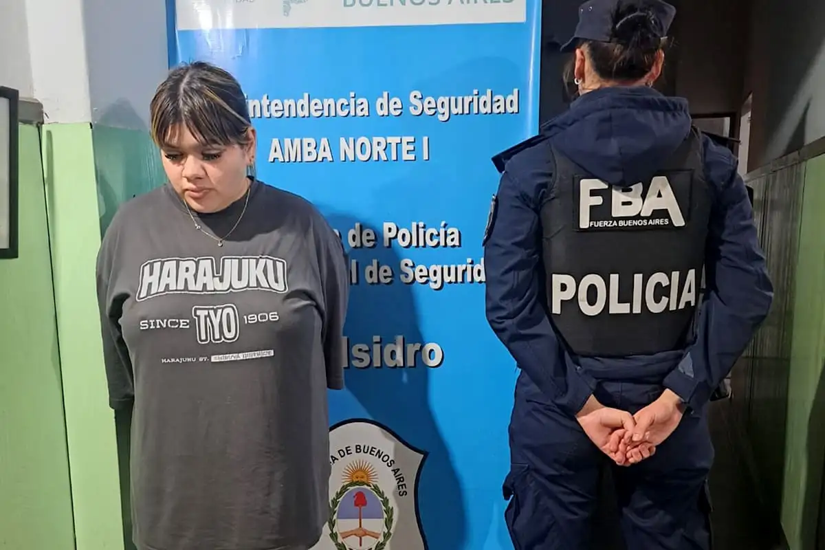 Actualmente, la joven cumple con un régimen de arresto domiciliario monitoreado mediante una tobillera electrónica y tiene prohibido el acceso a redes sociales.