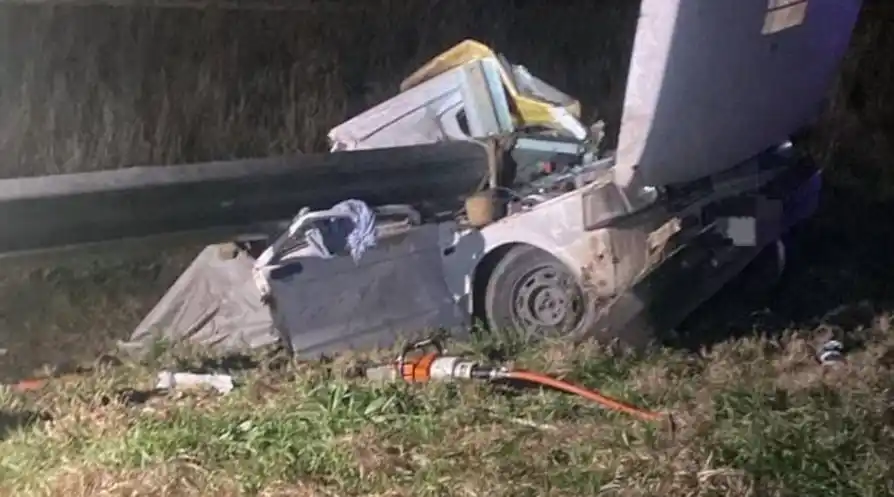 El Fiat 147 involucrado en el fatal accidente.