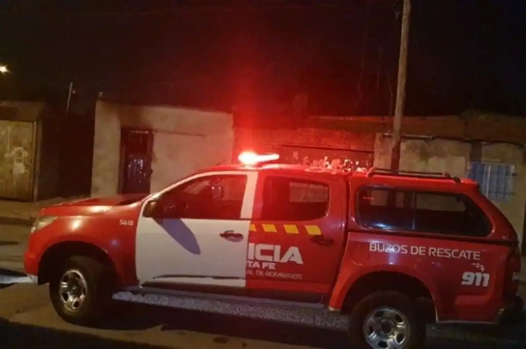 Incendiaron una casa Rosario: un hombre pelea por su vida