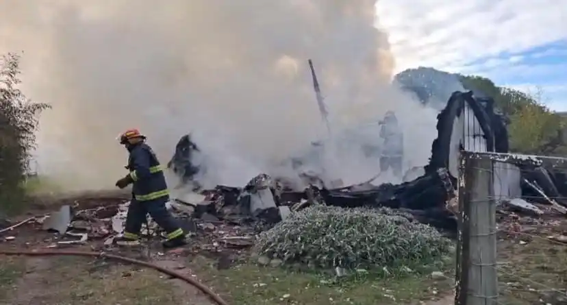 Un incendio destruyó completamente una emblemática casa en el barrio Alfar