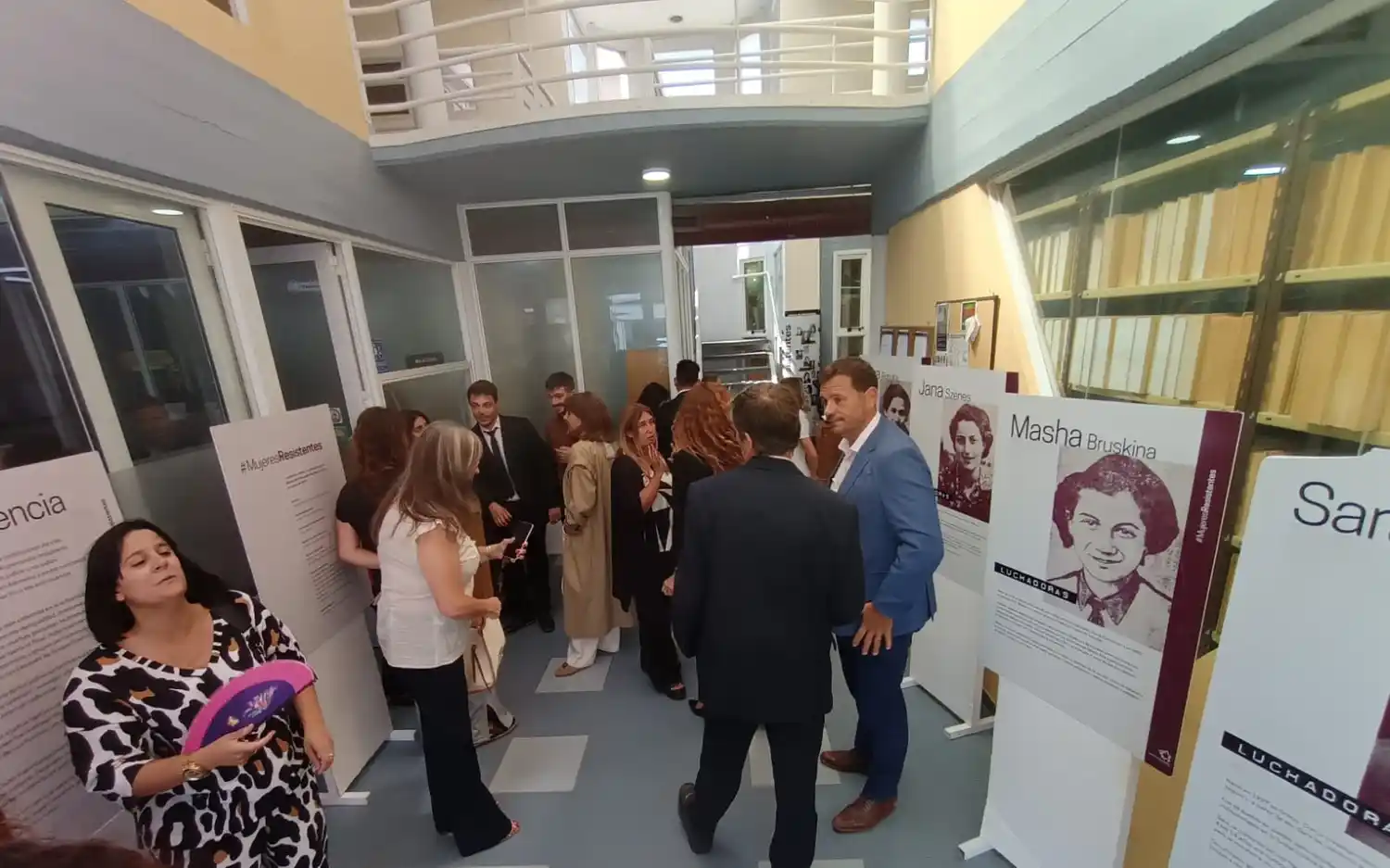 Muestra Mujeres Resistentes