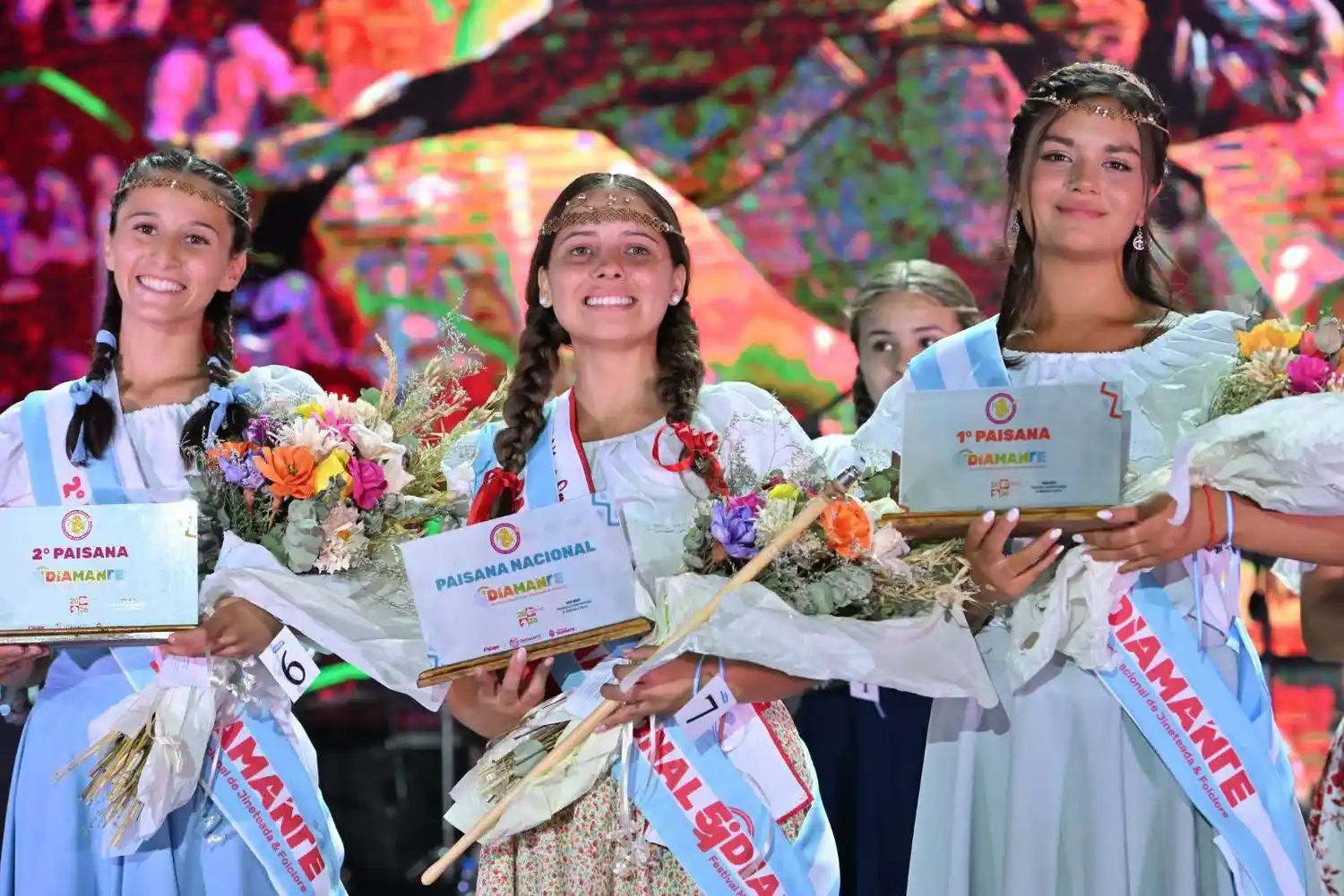 Melanie Hereñú, de la Agrupación “Nuestra Señora de Aránzazu” de Victoria, fue elegida como Paisana Nacional 2026; mientras que Angelina Ricle, de la Agrupación diamantina “Punta Gorda”, se consagró como Primera Paisana; y Ludmila Natalí Córdoba, de la Agrupación “La Sortija” de Diamante, Segunda Paisana.
