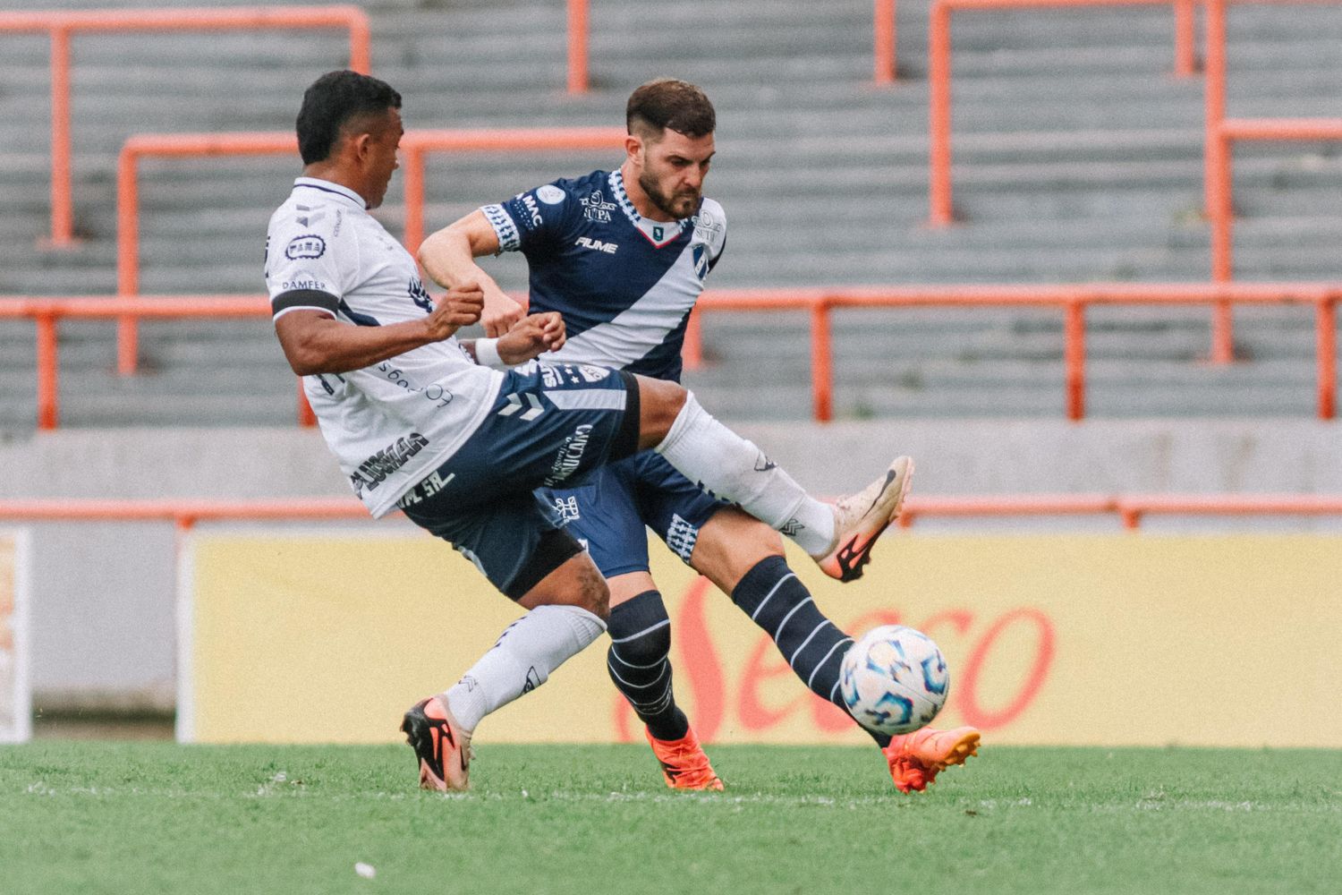 Gorgerino enviando un pase ante la defensa