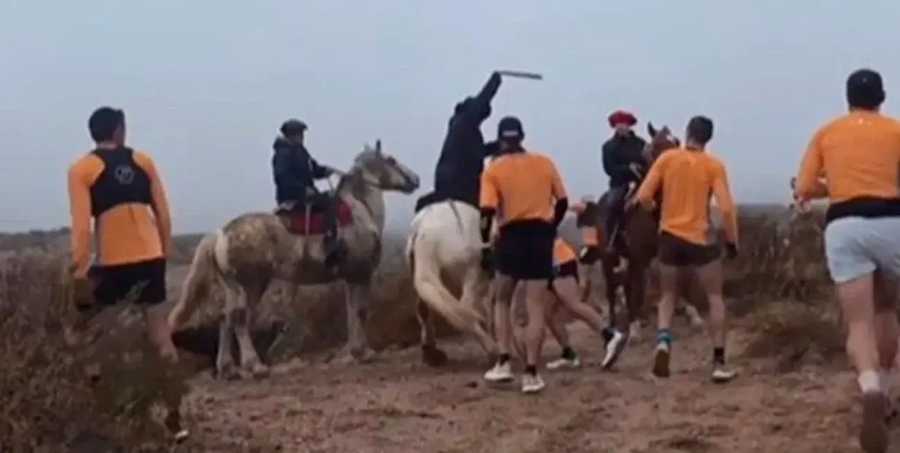 Video: jinetes atacaron a corredores durante una carrera de trail en Río Negro