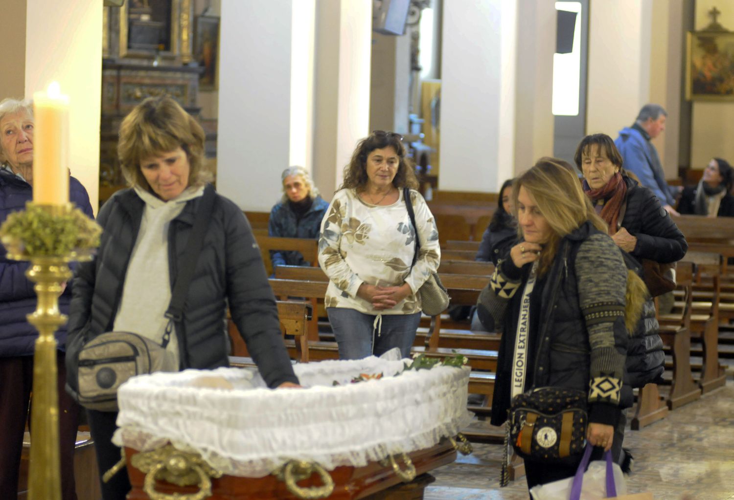 Incesante peregrinar de tandilenses que fueron a despedir al párroco, dirigente, guía y amigo