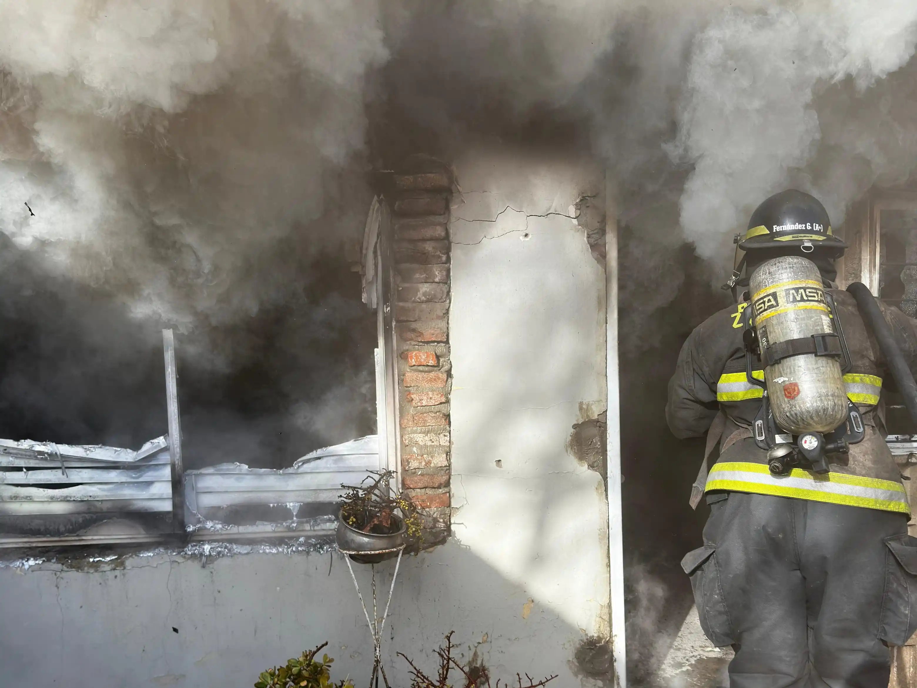 Impactante incendio en una casa del barrio Güemes: las llamas afectaron un dormitorio y otros ambientes de la casa