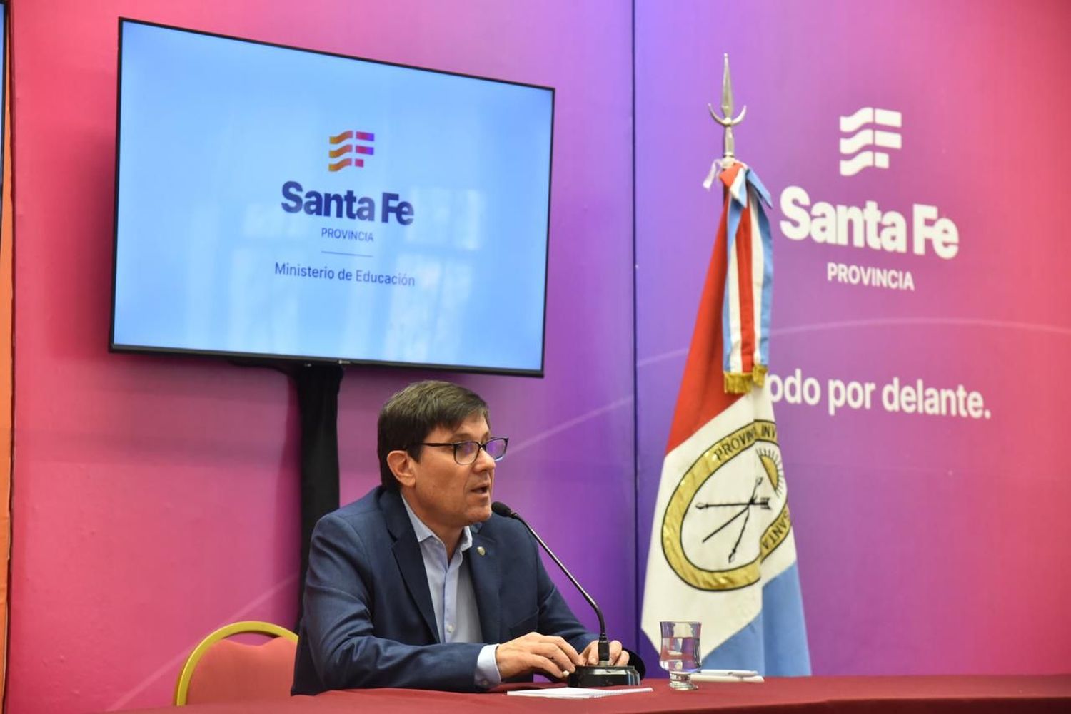 José Goity, ministro de Educación, realizando el anuncio.