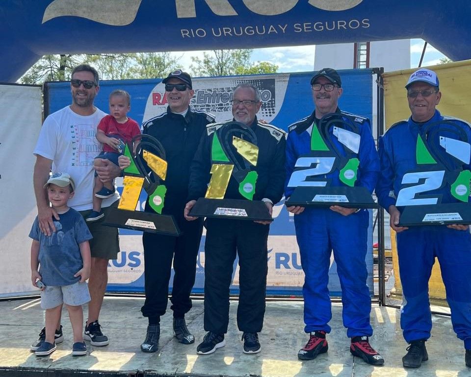 El gualeguaychuense Delía en la premiación del campeonato.
