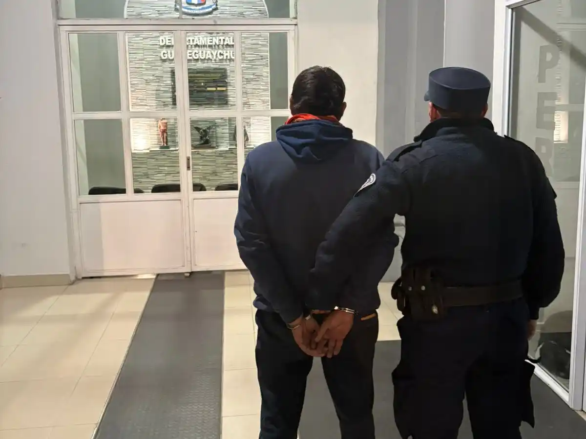 Intentó escapar al ver a la Policía y lo encontraron escondido entre árboles con herramientas