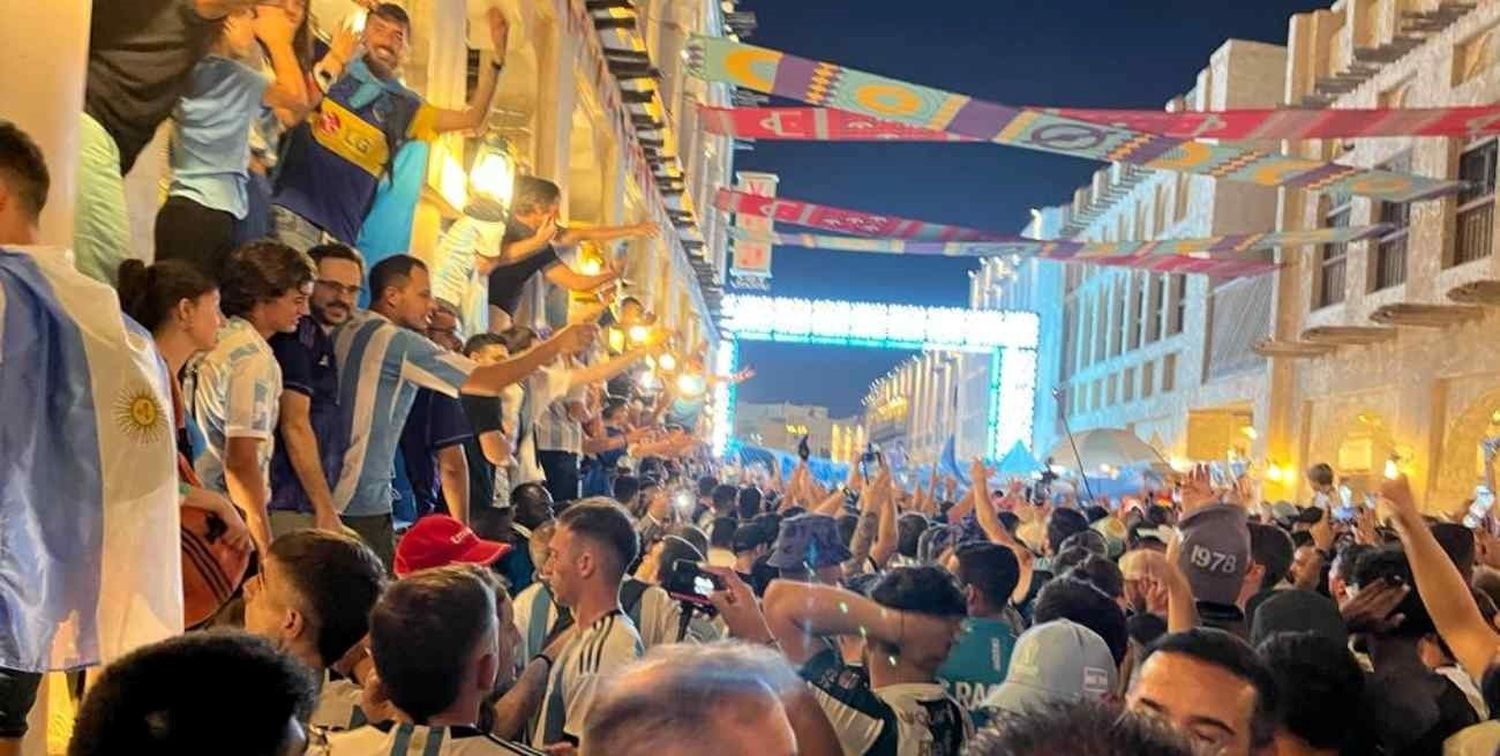 Banderazo celeste y blanco: la noche de Doha invadida por ese delirio bien “argento”