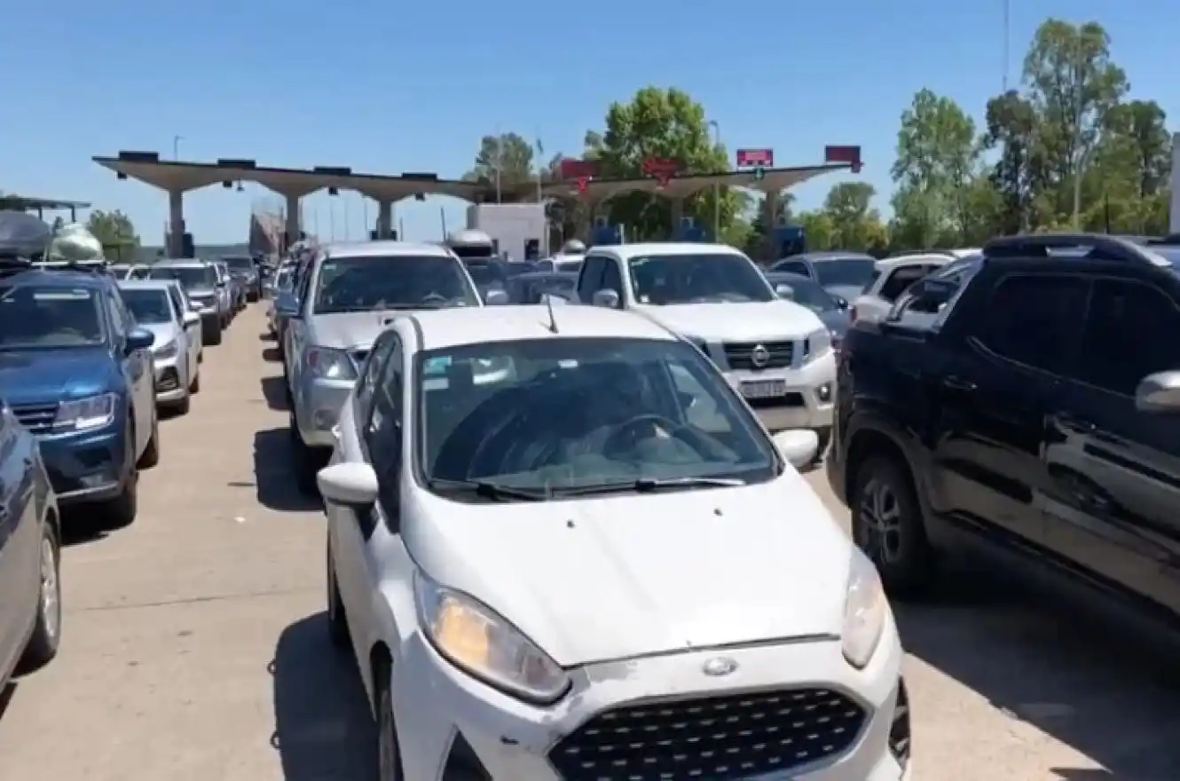 En oferta: uruguayos hacen colas de más de 10 horas para no perderse el dólar argentino