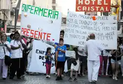 Los enfermeros marcharon en defensa de su profesión 