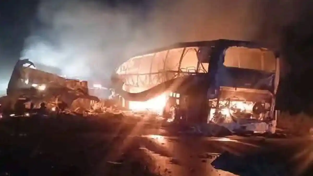 TRAGEDIA en MÉXICO: al menos 30 muertos en un terrible choque entre un autobús y un tráiler