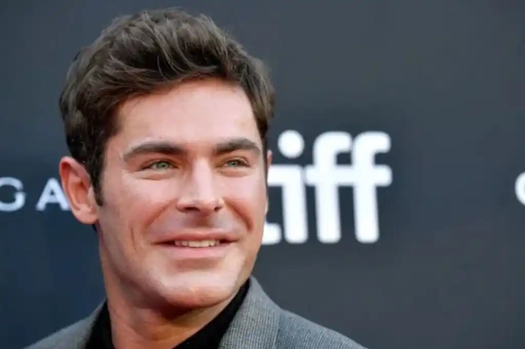 Zac Efron in fraganti: fotos semidesnudo, cuerpo de luchador y con peluca