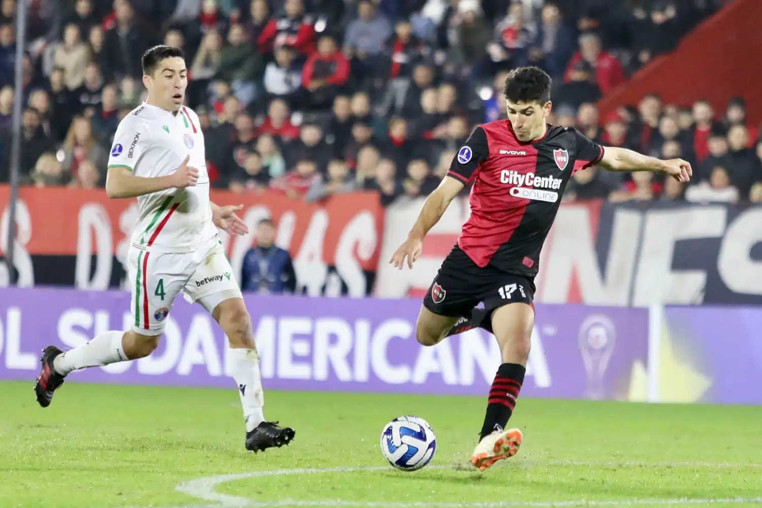 Vangioni ensaya un remate ante la marca de Bosso.