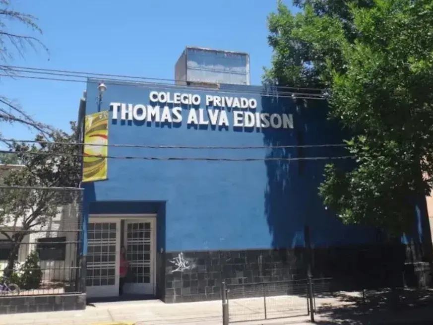 Creación y difusión de imágenes falsas de compañeras desnudas