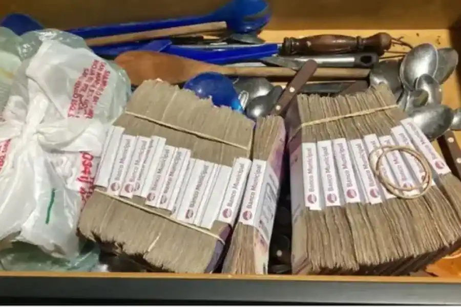 Por el homicidio de un exbarra de Newell's, detuvieron a dos policías y está prófugo un exagente exonerado