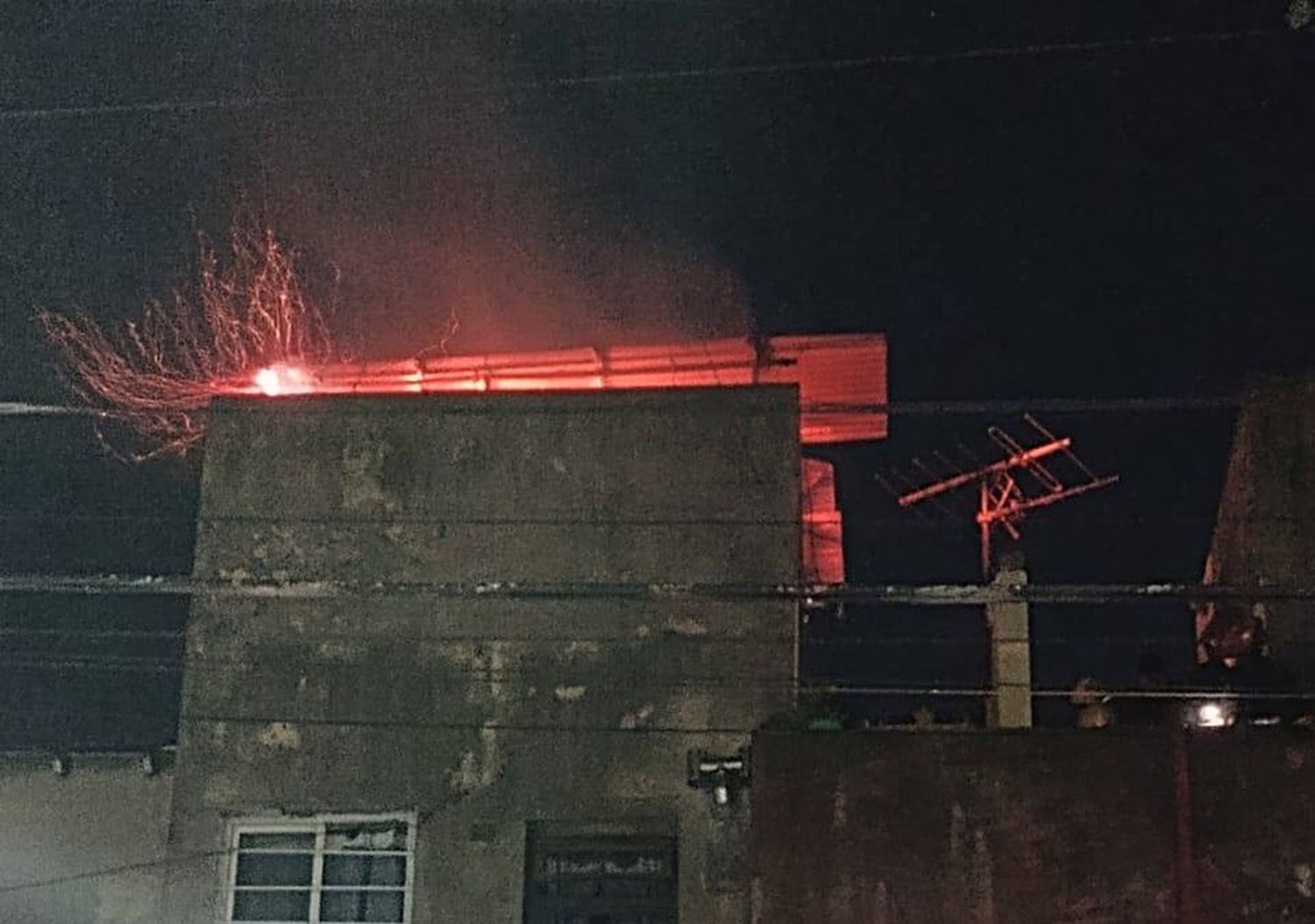 Se incendió el altillo de una vivienda