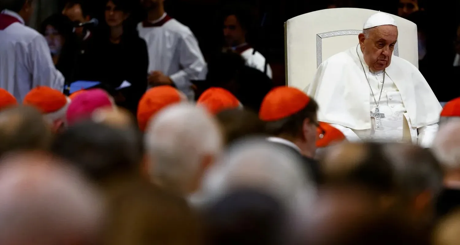 El Papa Francisco realiza oraciones generales por la paz en la Basílica Papal de Santa María la Mayor (Santa Maria Maggiore) en vísperas del aniversario del ataque del 7 de octubre a Israel, en medio del conflicto entre Israel y Hamas, en Roma, Italia, el 6 de octubre de 2024. REUTERS