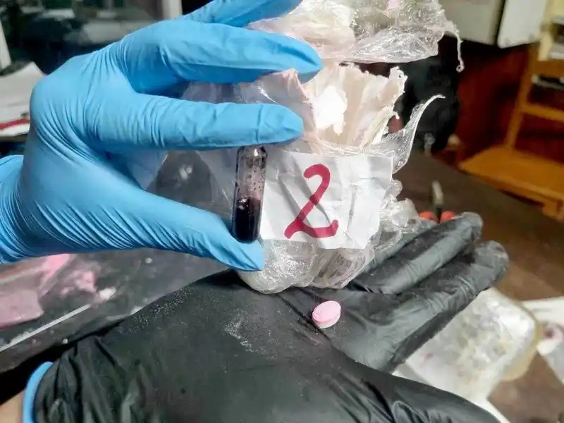 Viajaba con ketamina y pastillas de 
droga sintética adosados a su cuerpo