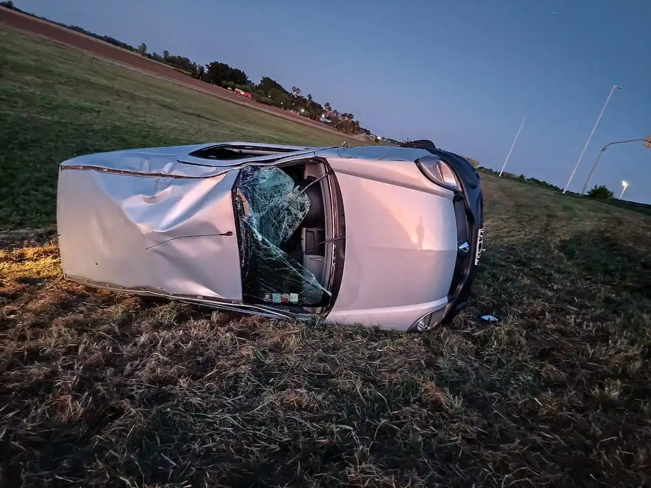 Un vuelco y un choque en el parte policial