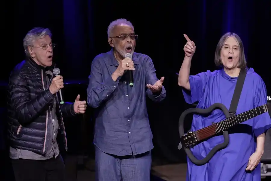 Los cantantes brasileños Caetano Veloso (i), Gilberto Gil (c) y Joyce participan en un homenaje a Tenório Jr este miércoles EFE