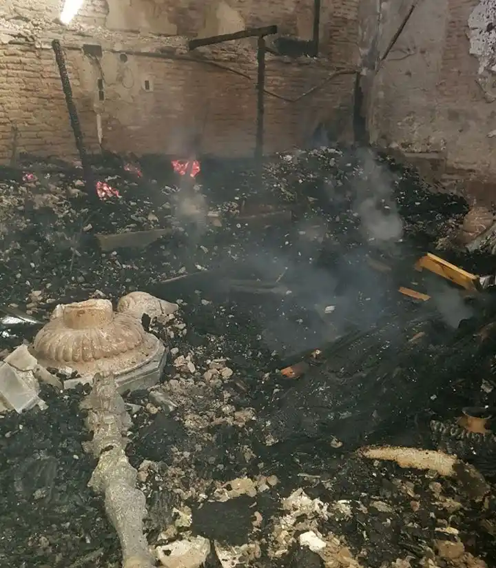 Bomberos controlan llamas en la Catedral de San Nicolás: Hay riesgo de derrumbe