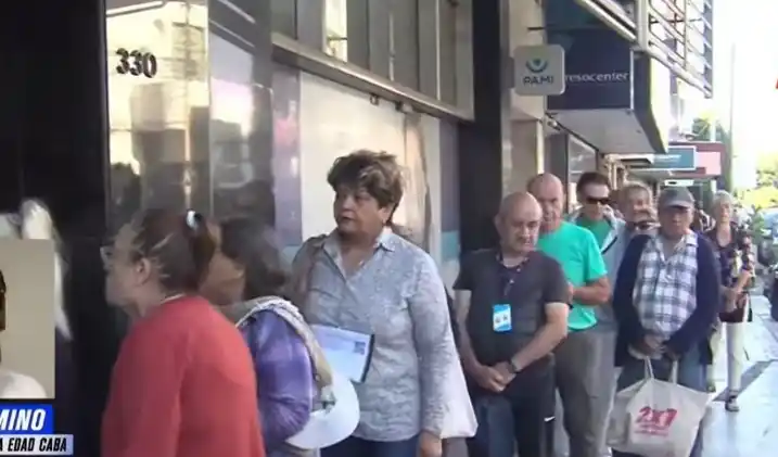 Largas filas en las oficinas del PAMI de la Provincia para acceder a medicamentos gratuitos tras cambios en el trámite