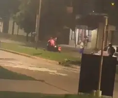 Violento asalto en barrio Roca: las arrojaron al piso para robarles la moto