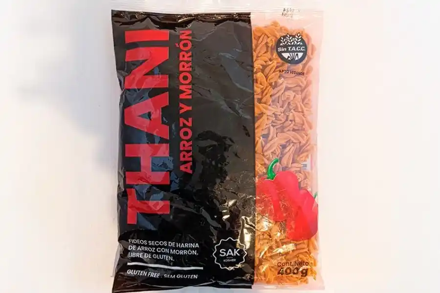 Fideos secos de harina de arroz con morrón libre de gluten. Marca: Thani.