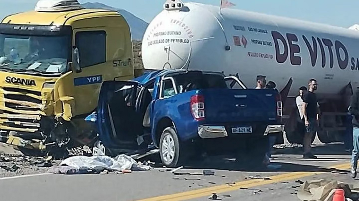 Una camioneta chocó de frente contra un camión y dos nenas murieron