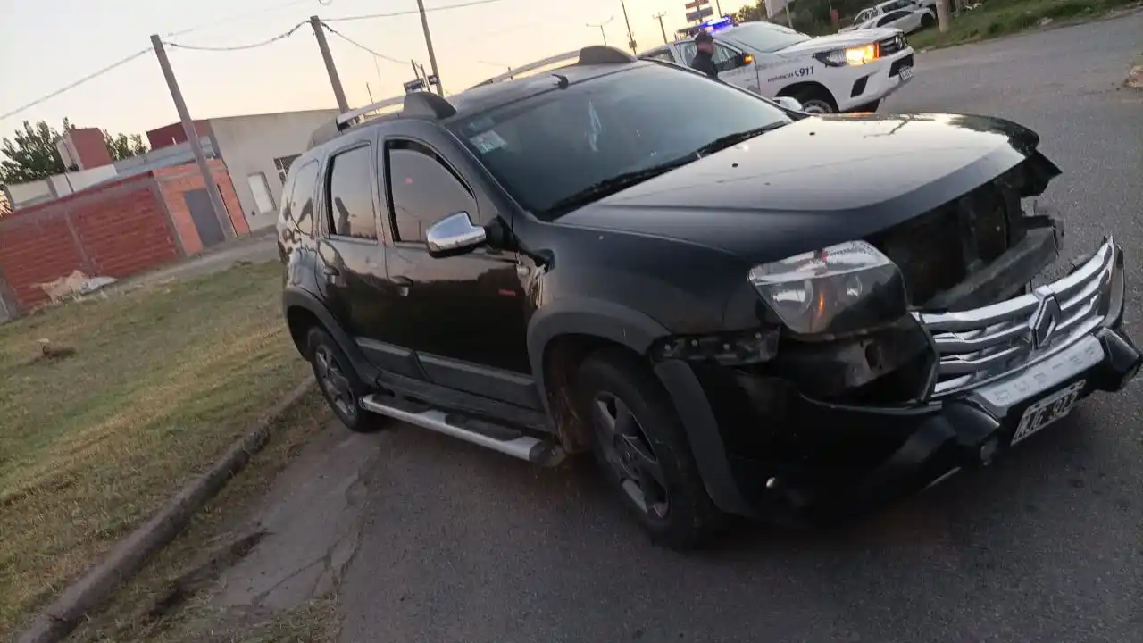 Un auto chocó contra una columna de alumbrado público en avenida Estrada