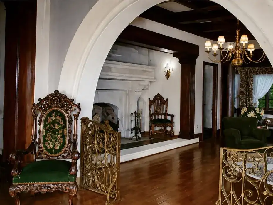 La propiedad fue construida en 1941 para Pedro de Miguel Sáez, propietario de la reconocida casa de decoración Los Gobelinos.