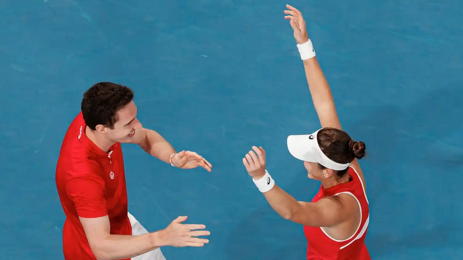Paul y Bencic sellaron la victoria suiza.