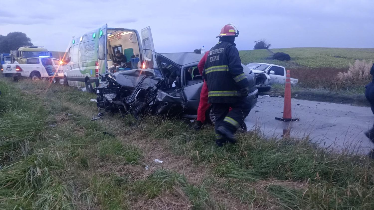 Fuerte choque y rescate: una persona quedó atrapada en un vehículo