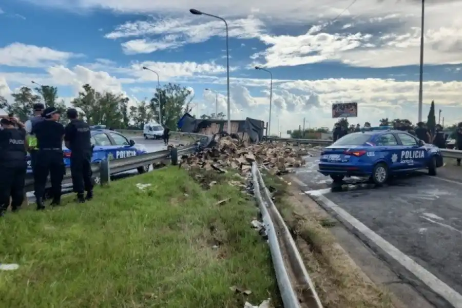 Volcó un camión cargado de cajas de aceite y vecinos se agolparon para llevarse mercadería
