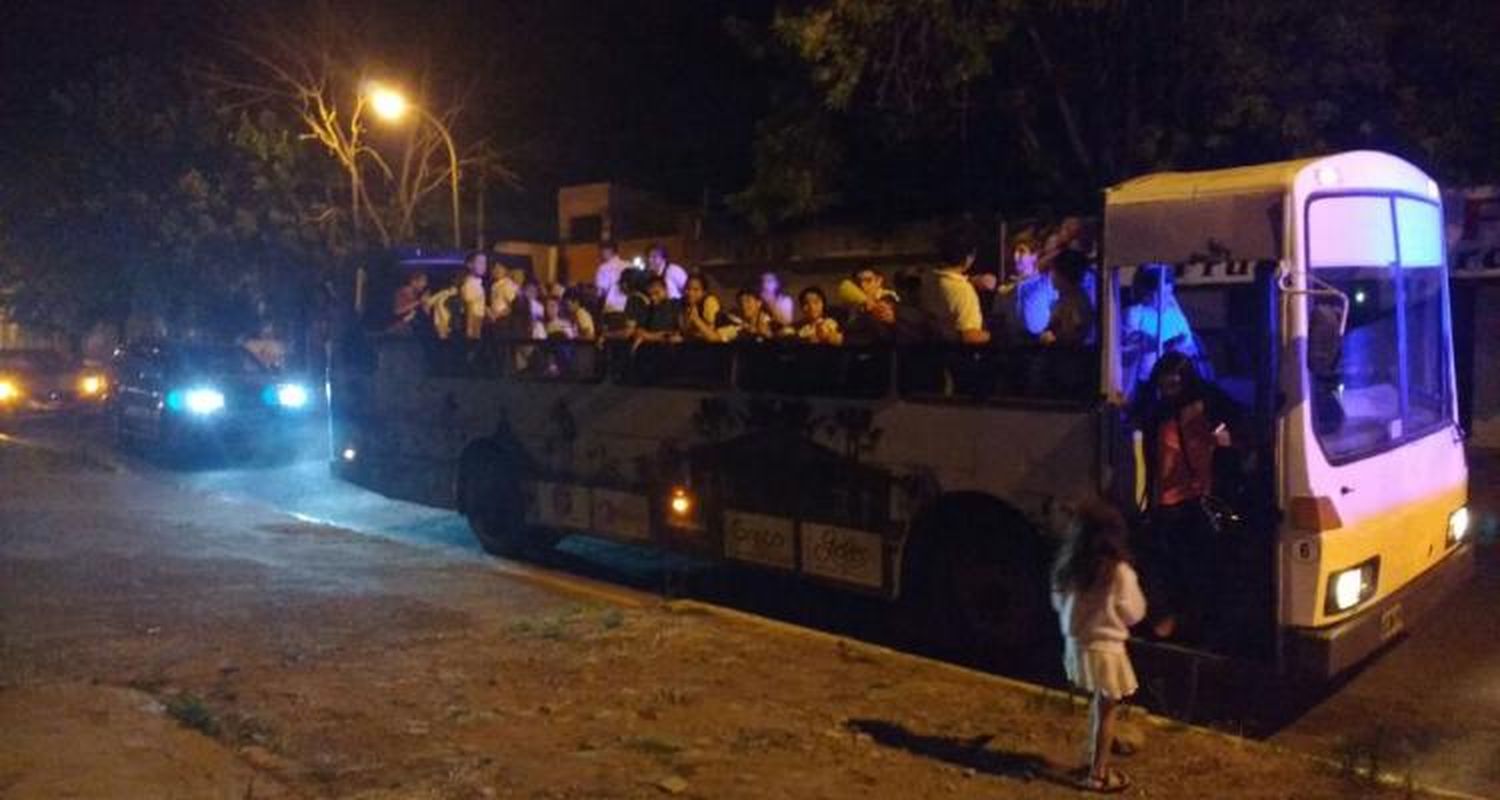Retuvieron un colectivo descapotable que circulaba con chicos por alcoholemia positiva del chofer