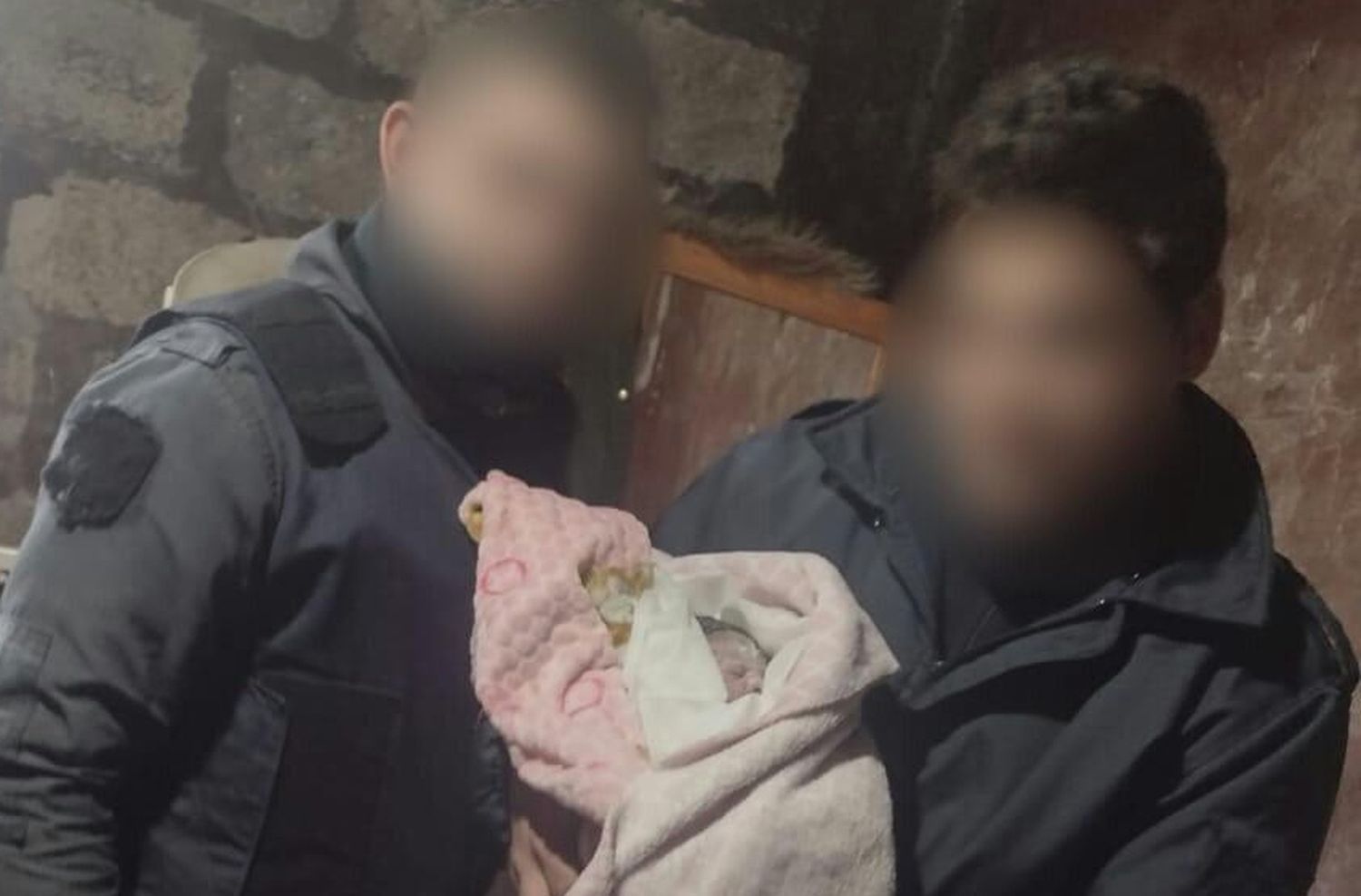 Dos policías asistieron a una mujer en su trabajo de parto