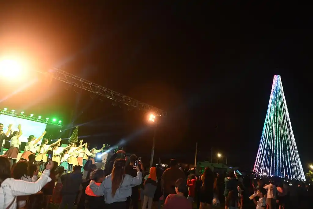 Pueblo Belgrano encendió el arbolito e inauguró la temporada turística a puro color