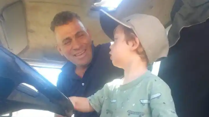 Felipe en el camión de recolección