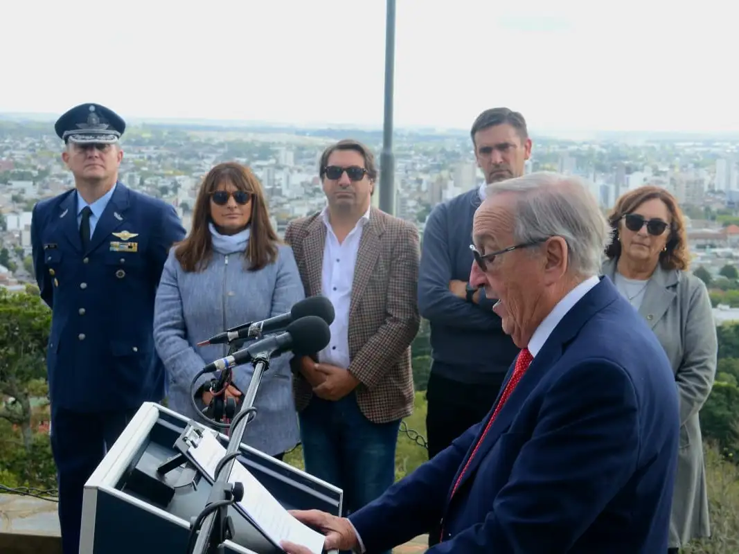 Los colaboradores y posibles candidatos ubicados estratégicamente en la foto del acto por el aniversario de la ciudad.