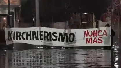 Inundaciones en Villa Celina: vecinos mostraron bandera "Kirchnerismo nunca más" y despertaron críticas en redes.