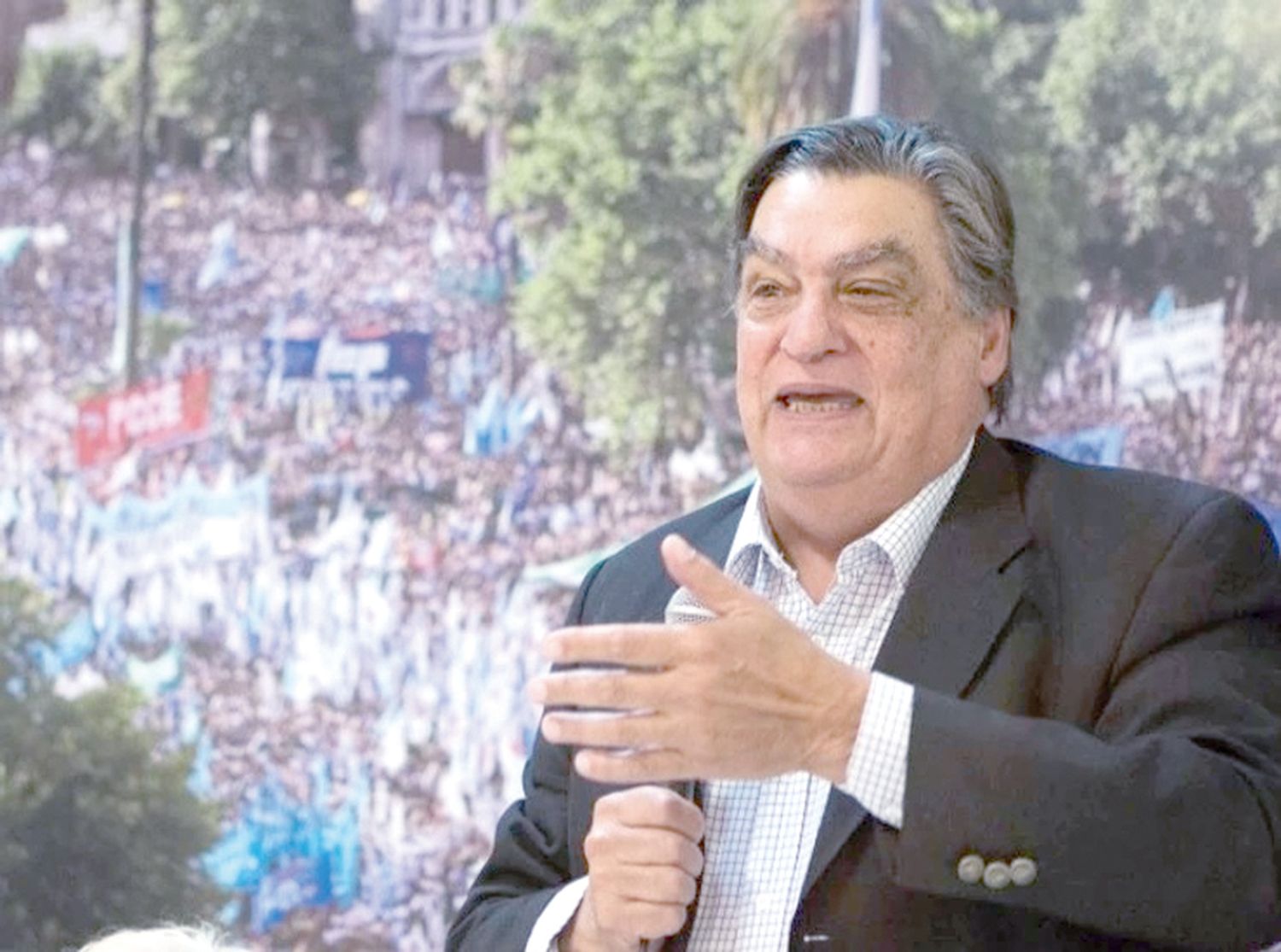 Evalúan avanzar con un toque de queda ante el aumento de los contagios