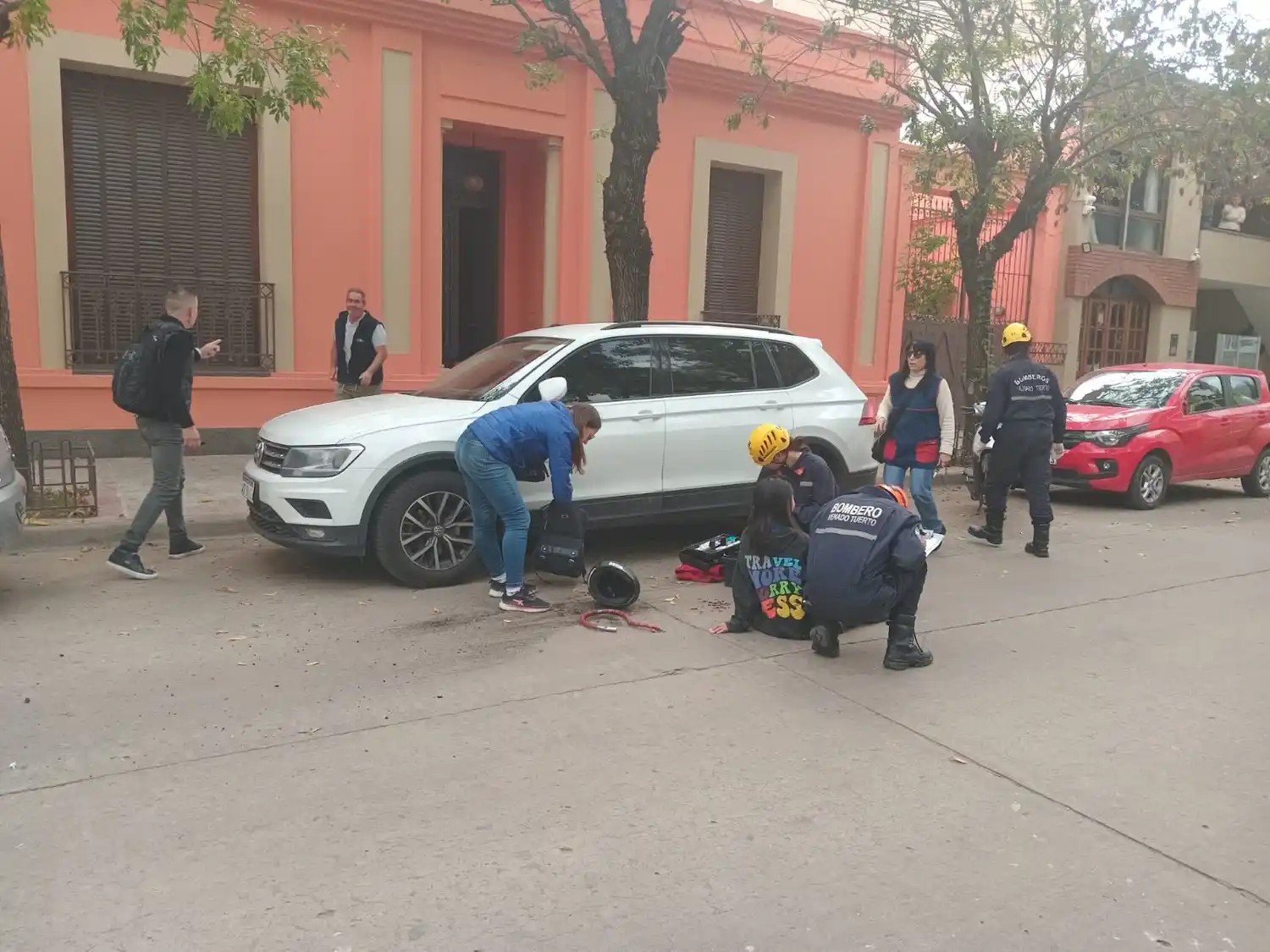 Bomberos atendieron a las víctimas.