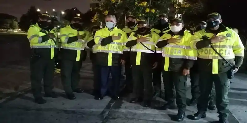 POLÉMICA: Iván Duque se viste de policía y visita módulos afectados por disturbios callejeros