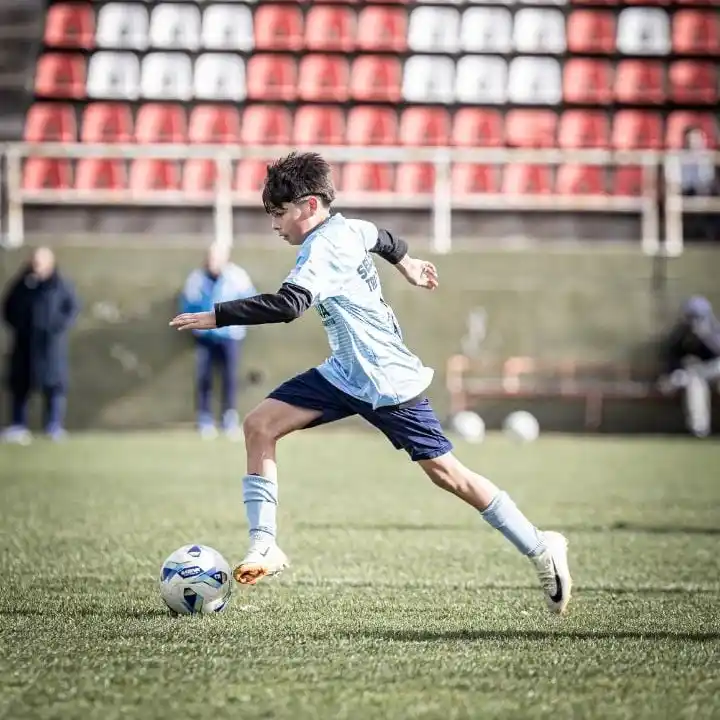 Tomás Pedernera, se desmpeña como volante creativo o delantero, vistó la camiseta de la Selección de Tres Arroyos