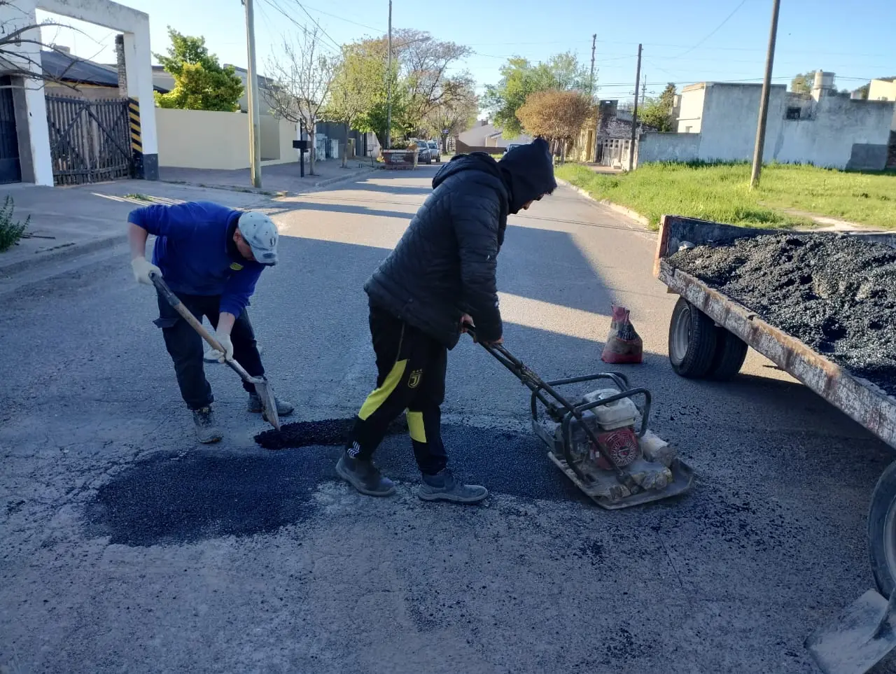 Como todos los meses, el trabajo de bacheo continúa en la ciudad