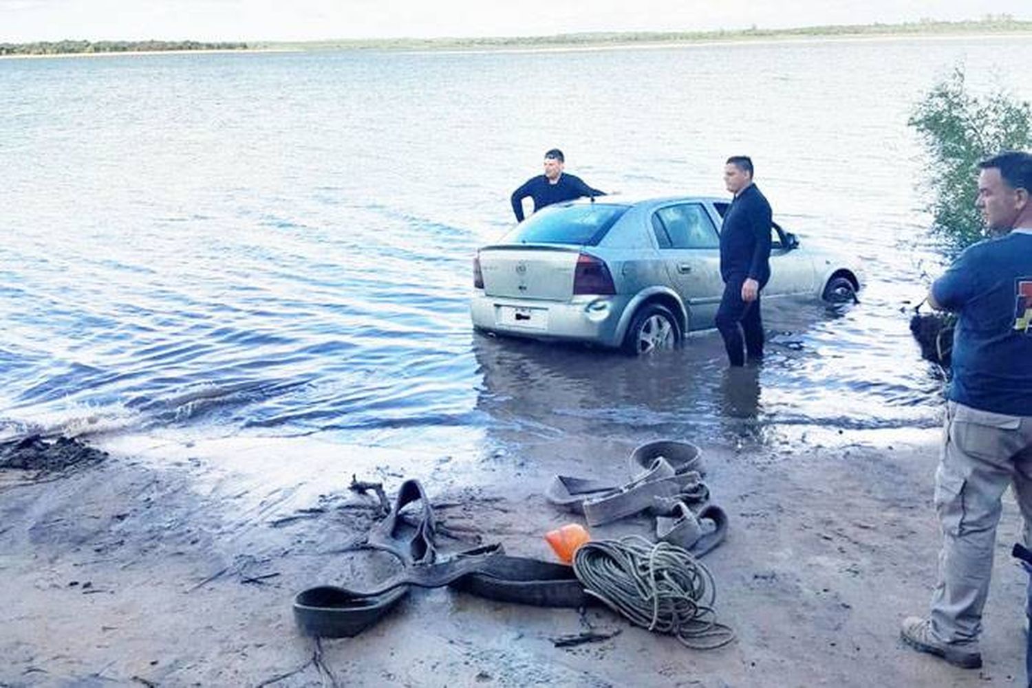 Entre Policía, Bomberos y Prefectura rescataron del río un auto que había sido sustraído